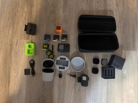 GoPro Hero 10 Black с аксессуарами, 6 запасных батарей, защитные стекла