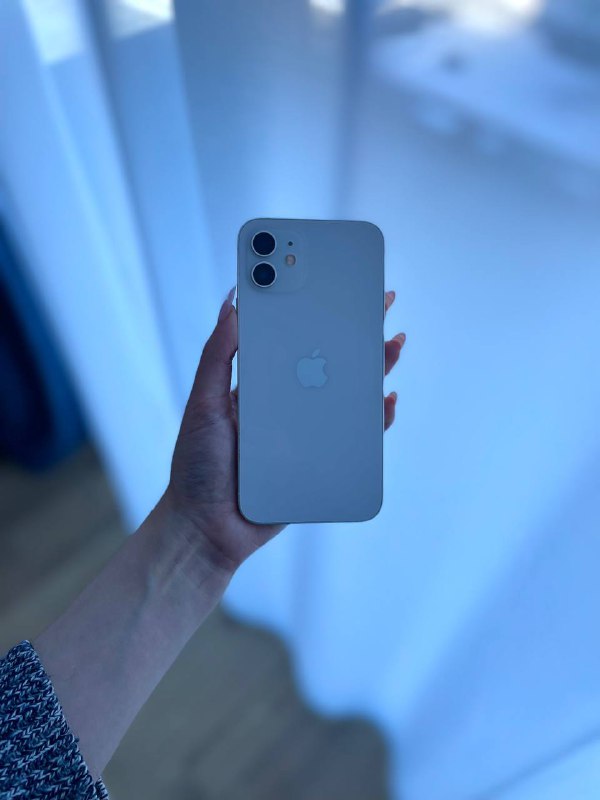 iPhone 12, AirPods, Razer Microphone 3