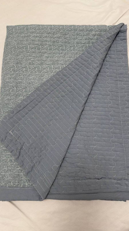 Стеганное двухцветное тонкое одеяло с постельным бельем 2