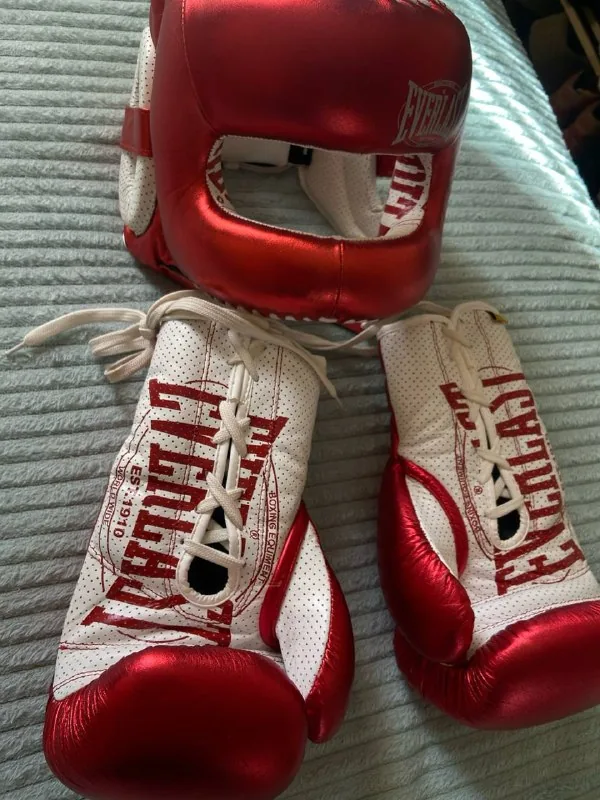 Боксерский шлем и перчатки Everlast