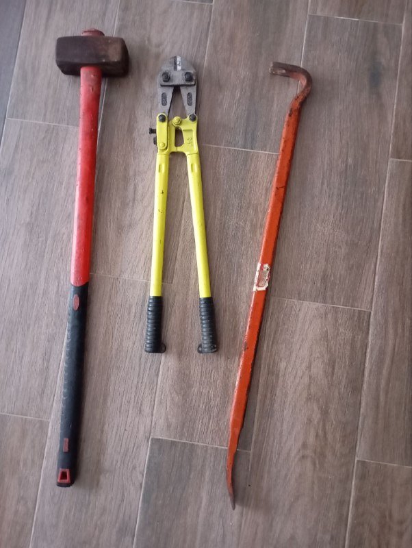 Инструменты: уровень, перфоратор, болгарка, лобзик, молотки, ключи 2