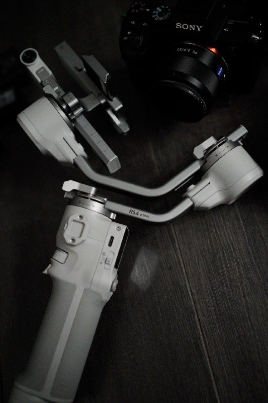 Sony A7 III, Zeiss 35mm, DJI RS 4 Mini, Flash, Light 5
