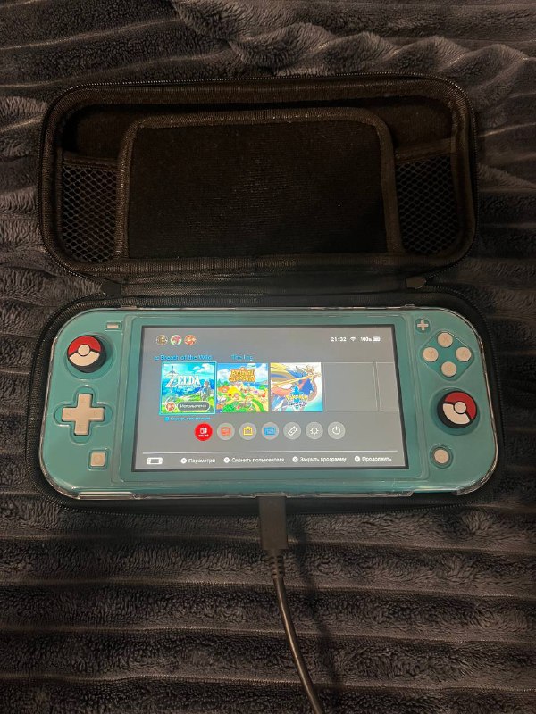 Nintendo Switch Lite, карта памяти 64ГБ, чехол Pikachu 3