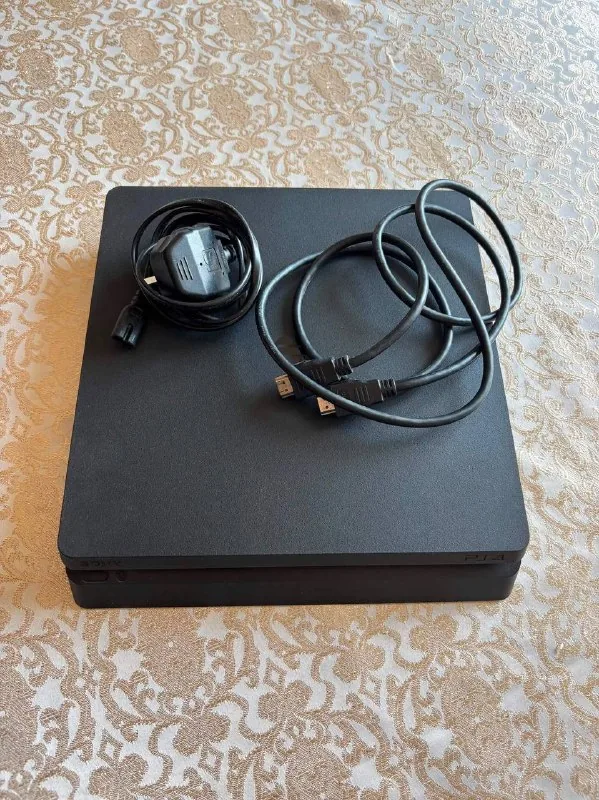 PlayStation 4 Slim 1