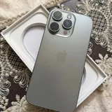 iPhone с зарядным устройством 3
