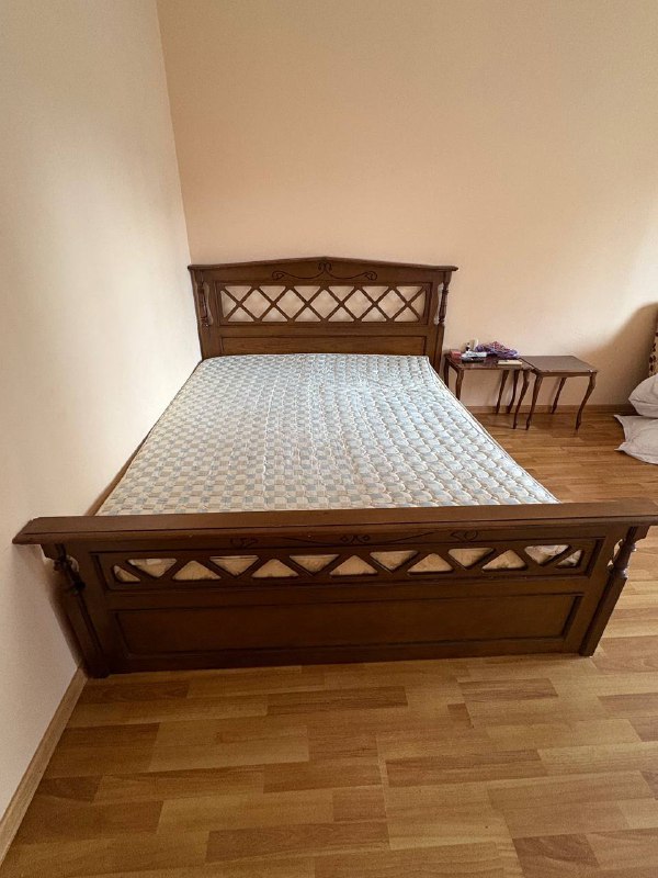 Кровать с матрасом и наматрасником 2