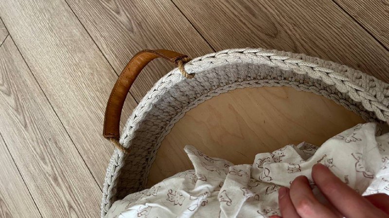 Лежанка для собаки с деревянным дном, кожаными ручками 2