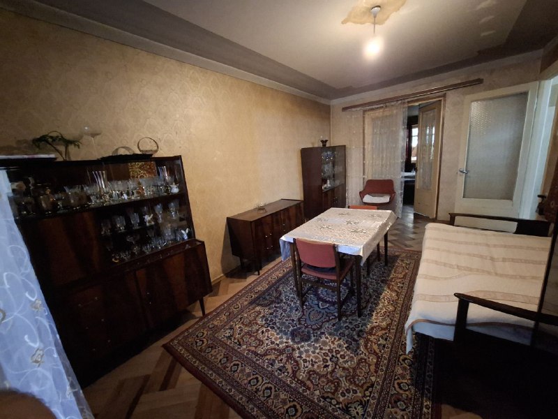 Диван, сервант, гардероб, стол со стульями, шкаф, ковер