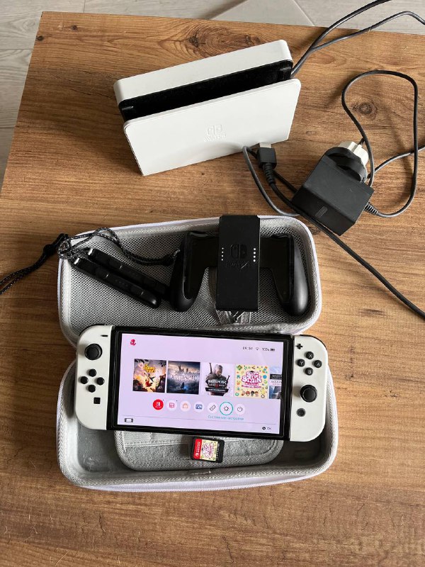 Nintendo Switch OLED, It Takes Two, Hogwarts Legacy