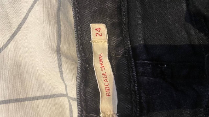 Джинсы Levi’s голубые, Шорты Levi’s черные, Босоножки черные, Фен 5