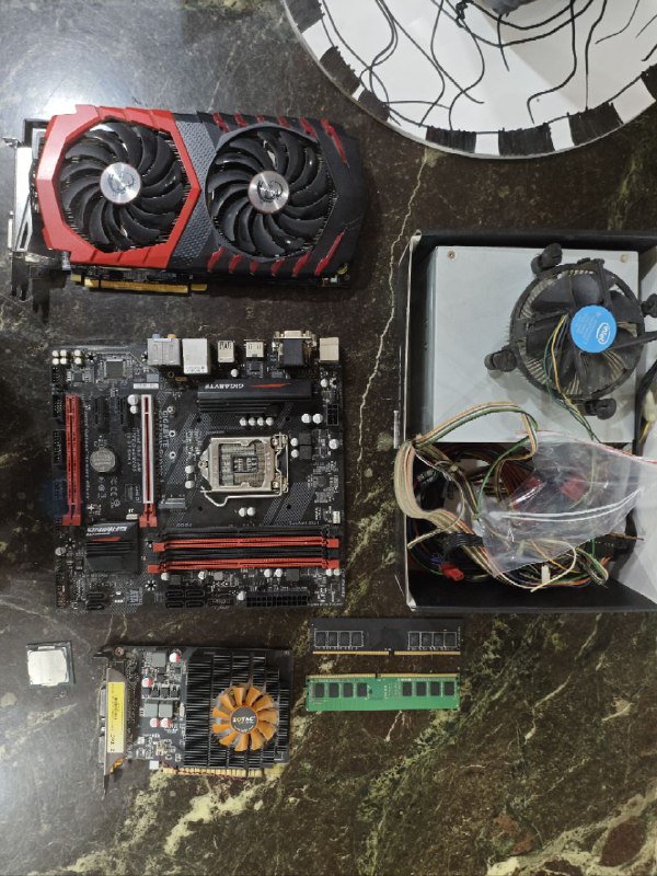 нерабочая видеокарта Radeon RX 580, материнская плата Gigabyte ga-b250m, процессор Intel Celeron g3930, видеокарта Zotac GT630, оперативная память DDR4 8ГБ, блок питания 300Вт