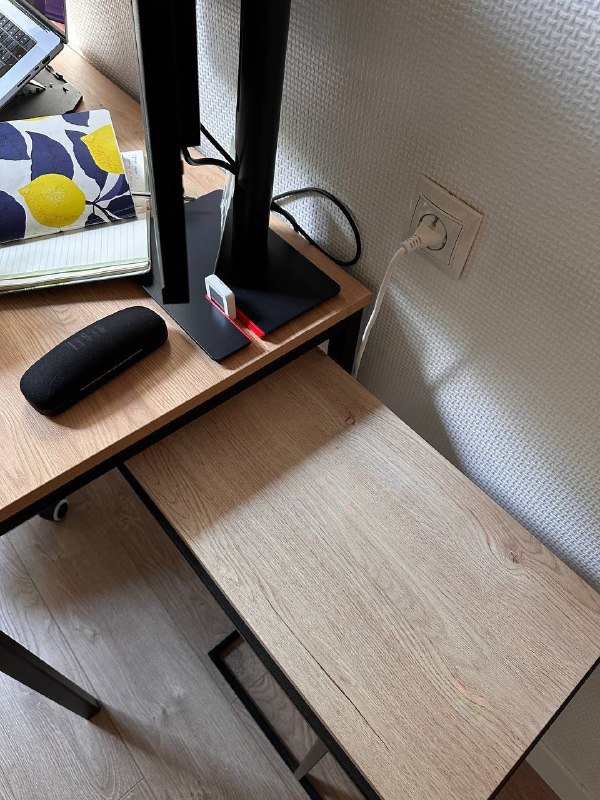 Стол, стул и кофейный столик рабочее место 3