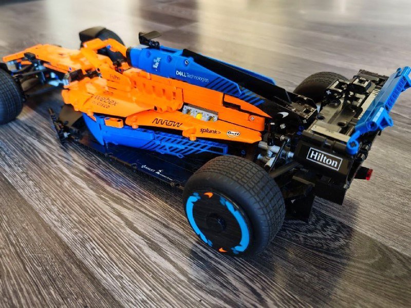 Большая коробка Lego и коллекционная модель Maclaren 4