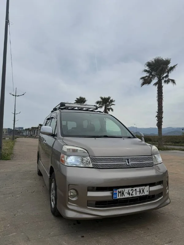 Toyota Voxy 2006 1