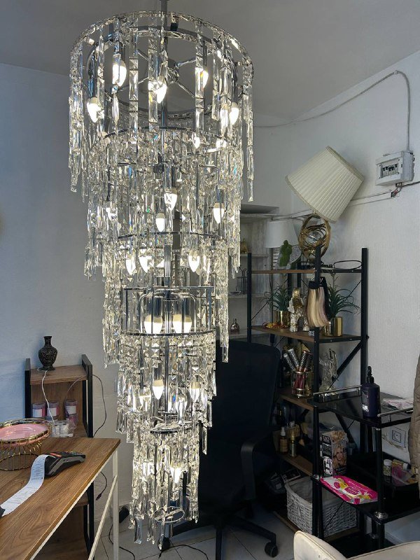 Большая хрустальная люстра 2