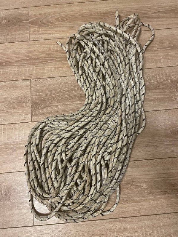 Туристическое снаряжение, карабины, веревки, рюкзак, палки, шлем 10