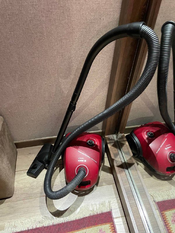 Пылесос Bosch, электрический чайник Kenwood