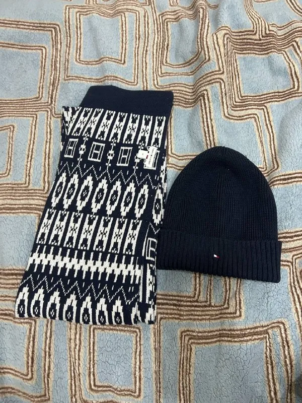 TOMMY HILFIGER hat and scarf 1