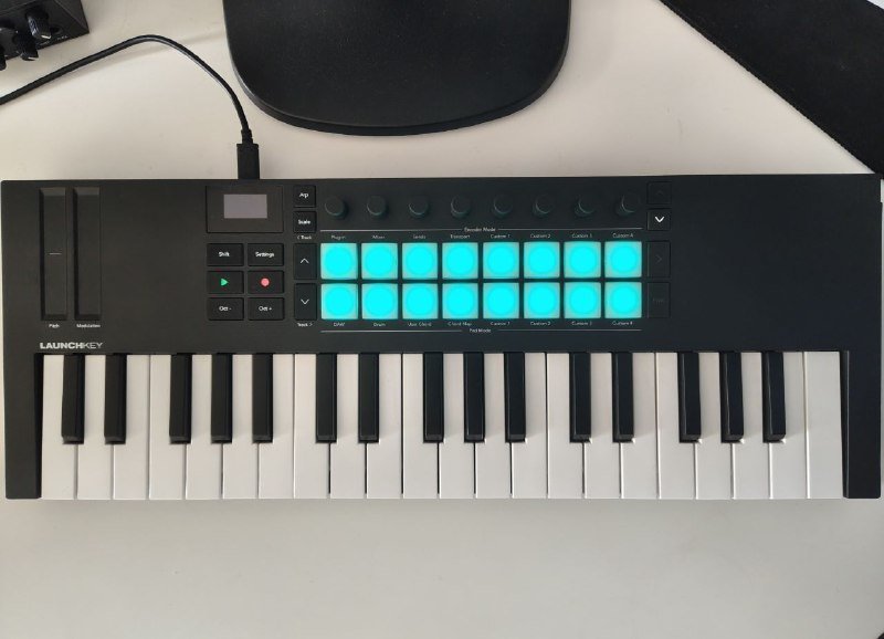 Midi keyboard Novation Launchkey 37 MK4