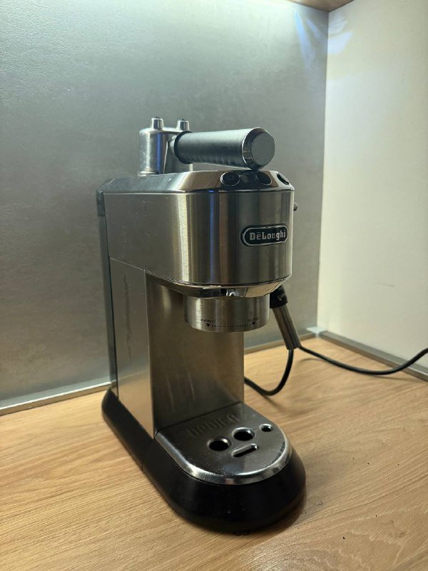 Рожковая кофемашина Delonghi Dedica EC685M Silver