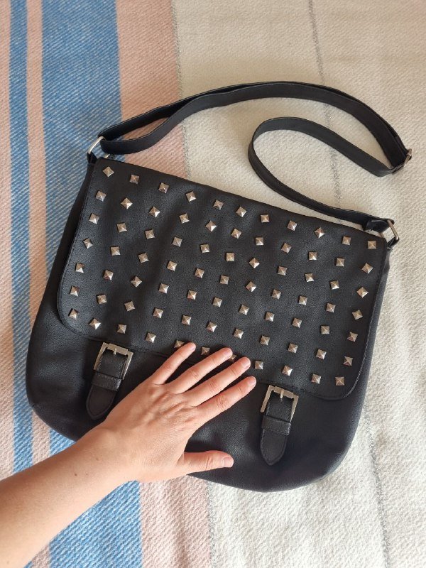 Чёрная сумка, солнцезащитные очки, чокер, ремень 4