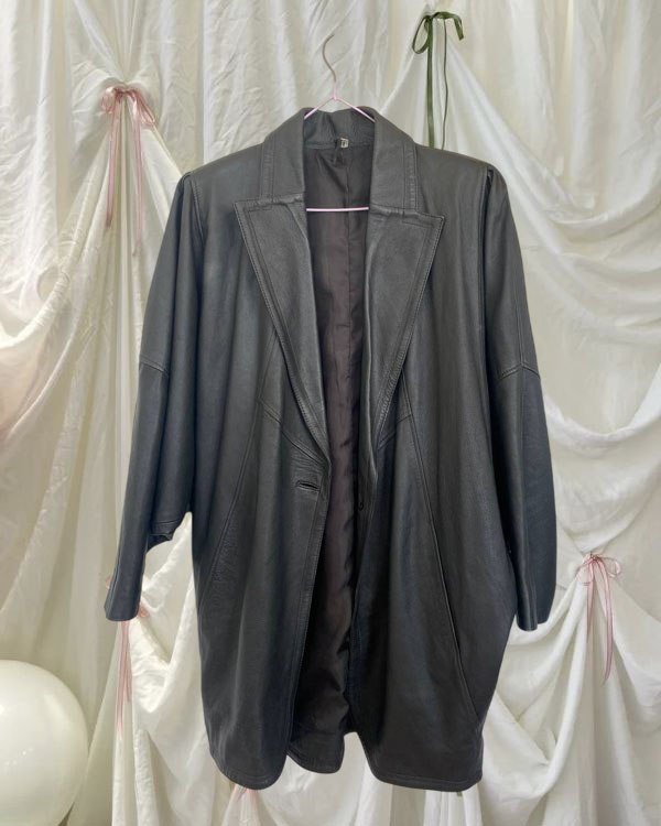 кожаная куртка с необычными рукавами