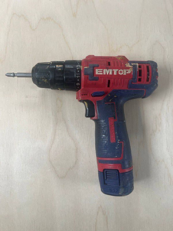 шуруповерт Emtop с аккумулятором и зарядкой
