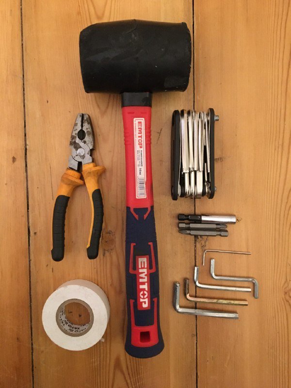 Маркер хайлайтер, глобус, камера наблюдения, ножницы садовые, пассатижи, резиновый молоток, мультитул велосипедный, изолента, ключи и биты, свечи, скакалка, насос и фонарь для велосипеда, коврик джутовый 5