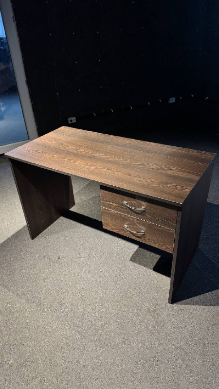 Кресло офисное, Стол офисный с ящиками 3