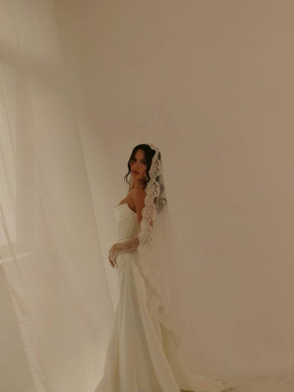 атласное свадебное платье с фатой 3