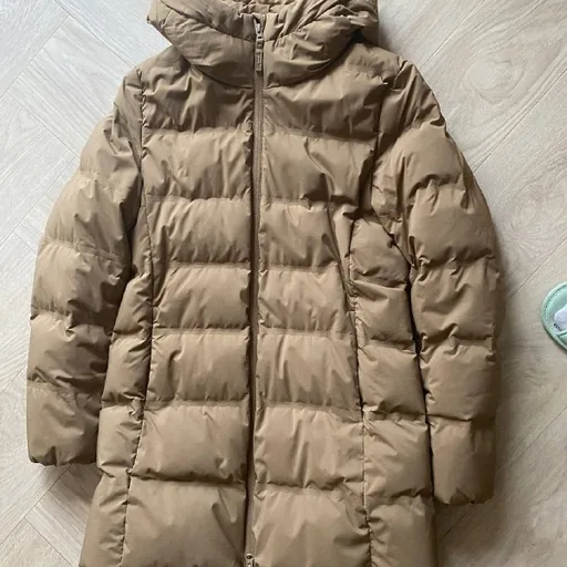 Женский пуховик Uniqlo, джинсы Mavi, худи, сумка Coccinelle