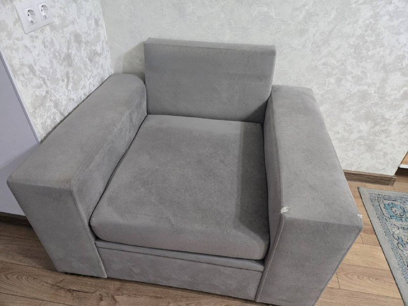 Серый раскладной диван и два кресла 6