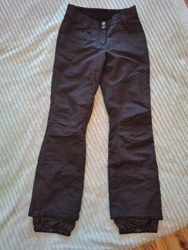 Мужская жилетка, белая футболка, женские горнолыжные штаны 3