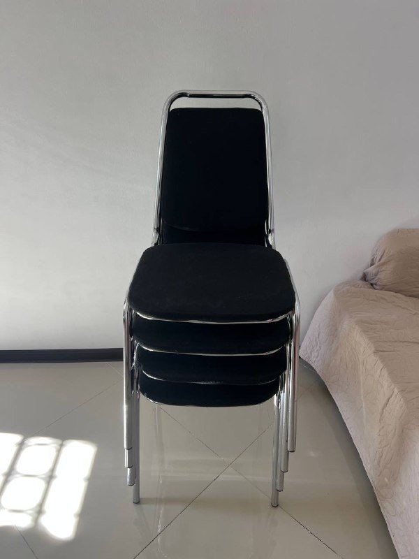 4 чёрных стула