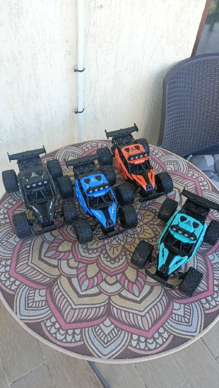 Набор из 4 разноцветных джипов на пульте управления 3