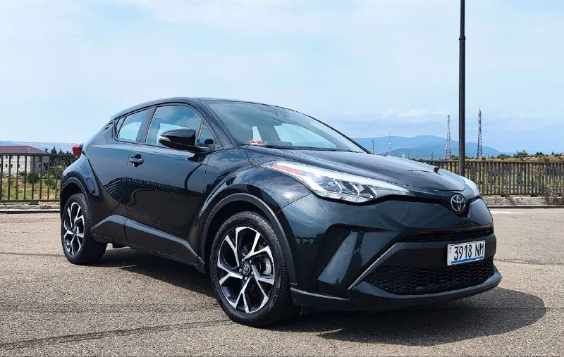 Toyota C-HR XLE 1