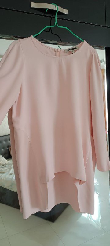 Чёрная Mango, Футболка белая Twin-set, Майка красная Karen Millen, Блуза розовая, Бермуды оранжевые COS, Платье голубое, Платье цветное Springfield 6