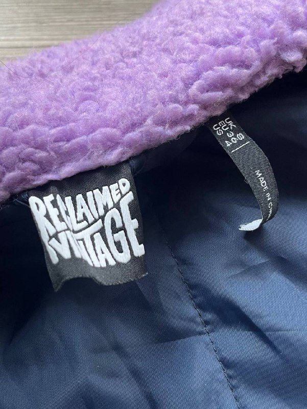 Виниловое oversize-пальто с искусственным мехом 2