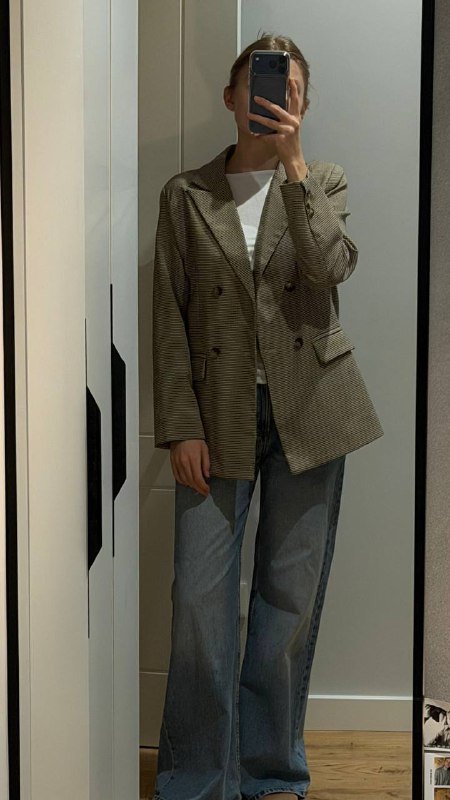 Куртка косуха, черные брюки на высокой талии, пиджак в клетку, зеленая кофта лонгслив, черные брюки со стразами 6