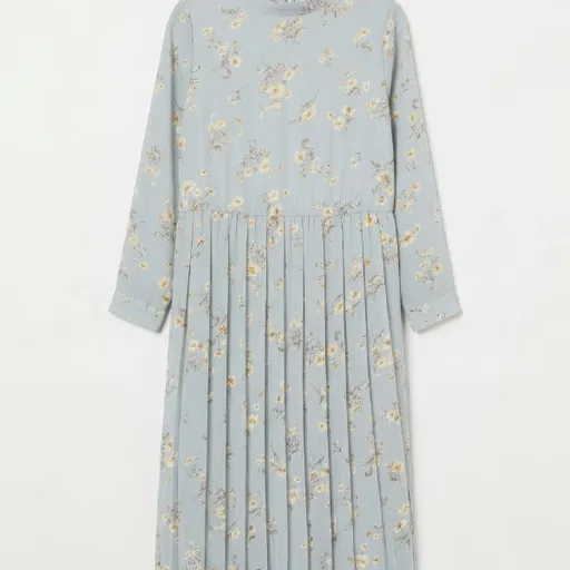 Платье The Stories, Zara, джинсы, олимпийка, сандалии, часы, гель, вентилятор