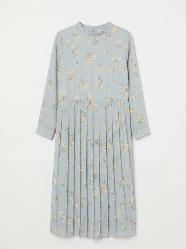 Платье The Stories, Zara, джинсы, олимпийка, сандалии, часы, гель, вентилятор 1