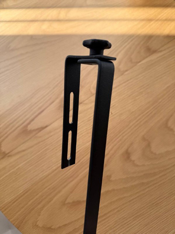 Пластиковое кашпо, металлические держатели для горшка 3