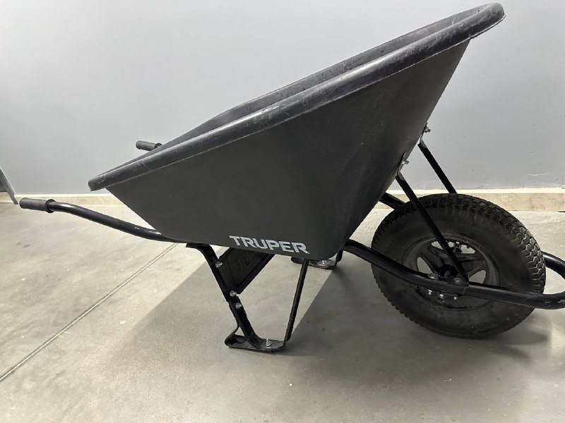 Тачка пластиковая Truper CAT-60PL