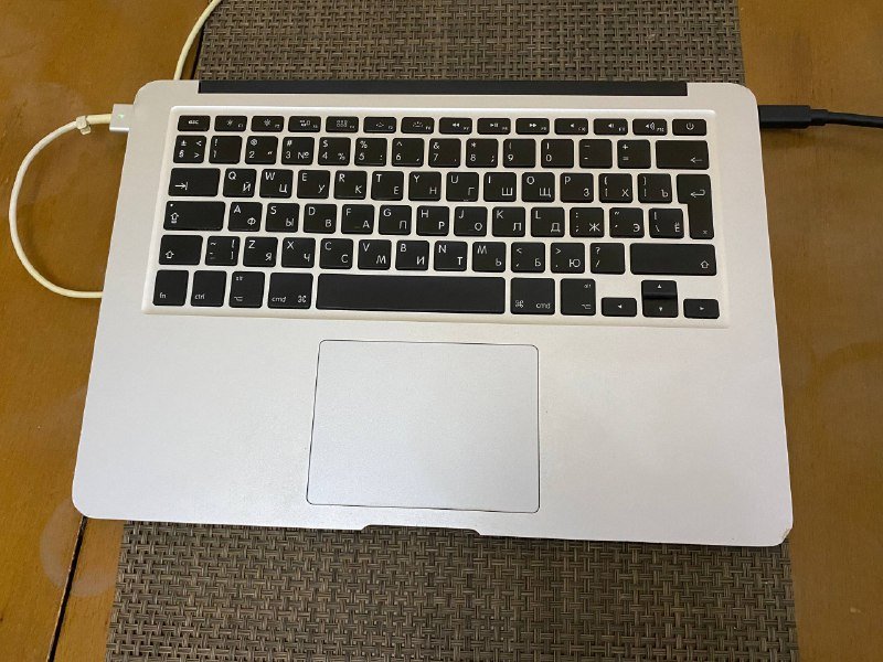 MacBook Air 2013 без экрана с кабелем и зарядным