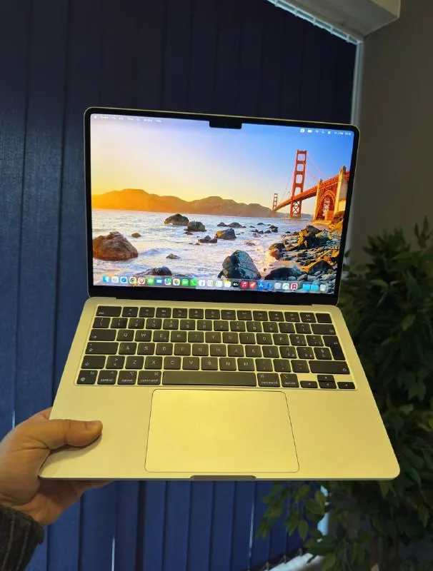 MacBook Air M2 Silver 1