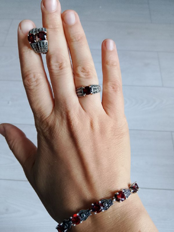 Серьги, кольцо, браслет из серебра с гранатом и марказитом 5