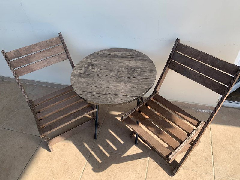 Складной стол и два деревянных стула для балкона или сада 3