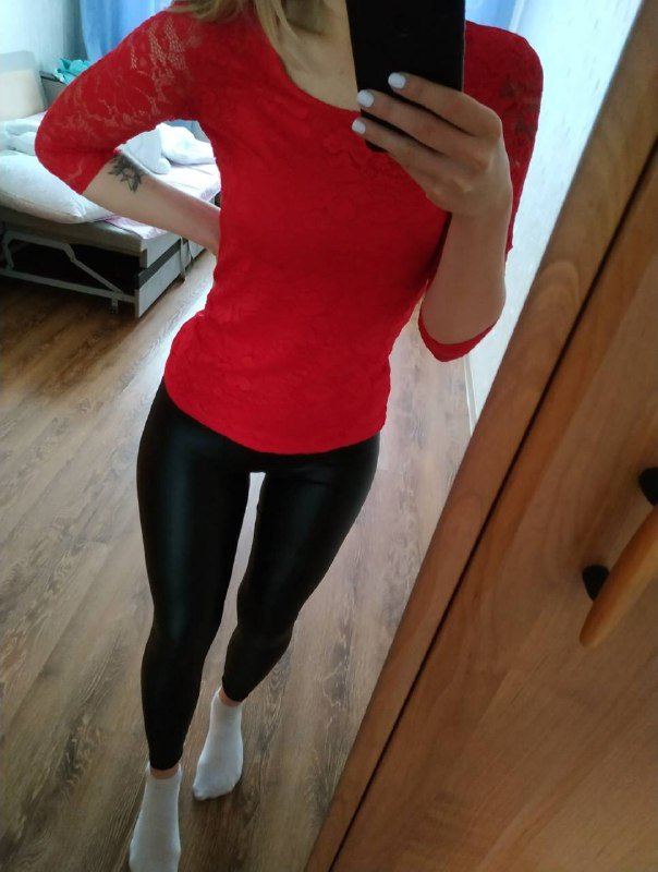 Легинсы из черной экокожи, синие джинсы-скини, белые штаны из экокожи