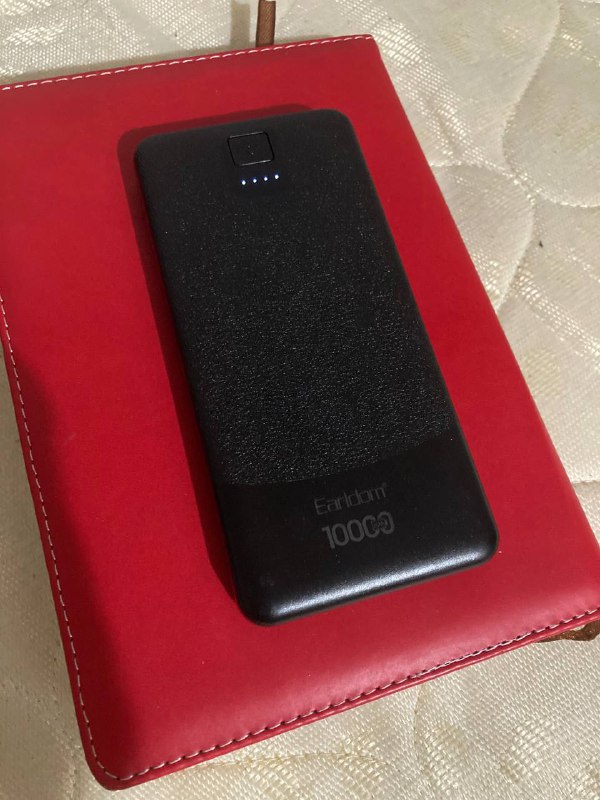 Павербанк, зарядка Macbook, вентилятор, машинка для сигарет, часы, Macbook Pro с монитором