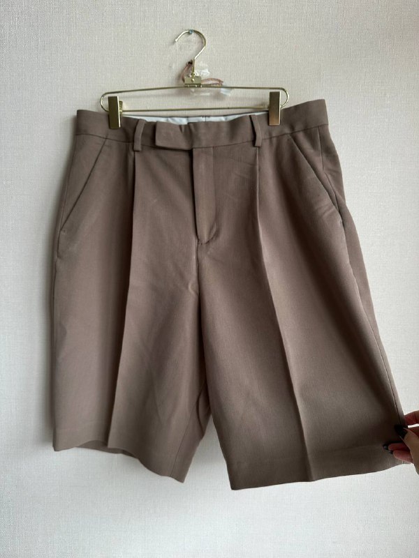 рубашка с логотипами (m oversize), Коричневые шорты (М), Белые джинсы (М), мышка беспроводная (usb), клавиатура apple, браслет (латунь сплав), браслет черный (новый с упаковкой) 4